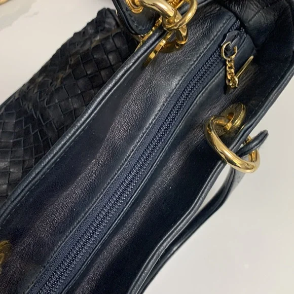 - Siso leather bag